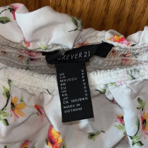 White ribbed floral stretchy cropped top - Picture 3 of 3